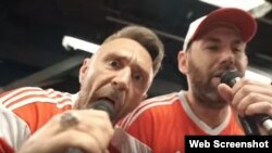 Лідер гурту «Ленінград» Сергій Шнуров (ліворуч) і комік Семен Слєпаков виконують пісню про збірну Росії з футболу, червень 2018 року