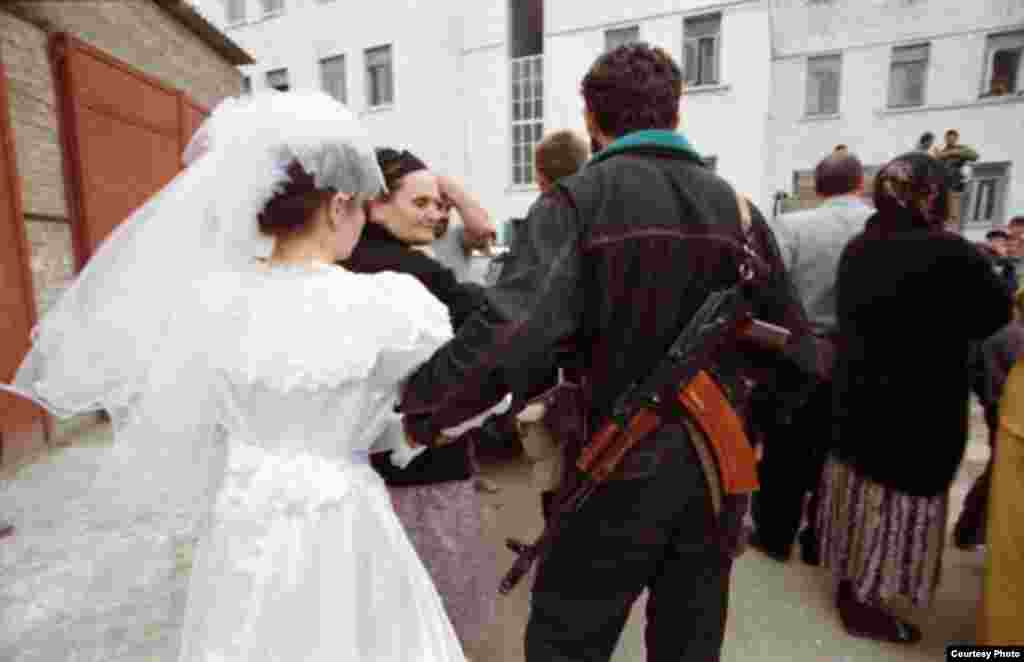 ახალდაქორწინებულები (ჩეჩნეთი, 1996) - ჯოჯოხეთის ქრონიკები - ფოტოგამოფენა ჩეჩნეთზე