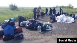 Орусиянын Самара шаарында, орус-казак чек арасында мекенине кете албай турган кыргызстандык мигранттар. Апрель, 2020-жыл.