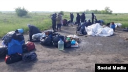 Далада тұрып жатқан қырғыз мигранттары. Самара облысы, Ресей. Шілде айы, 2020 жыл.
