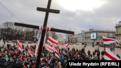 8-nji dekabrdaky ýörişde protestçileriň köpüsi ilkinji garaşsyz belarus döwletiniň gadagan edilen gyzyl çyzykly baýdagyny hem göterdi.