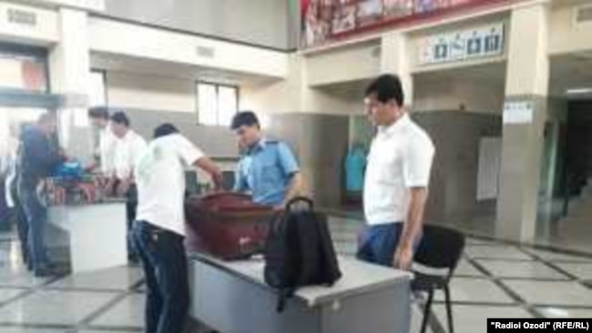 Таможенный досмотр перед отправкой поезда Куляб-Москва