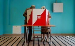 Dy qytetarë duke votuar në Varshavë të Polonisë.