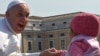 Папа жыве ў гатэлі і харчуецца ў сталоўцы