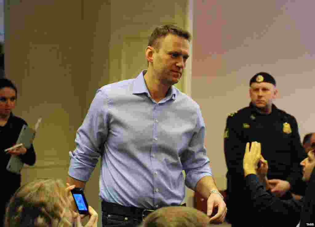 После объявления перерыва Навальный сказал журналистам несколько слов и скрылся из виду