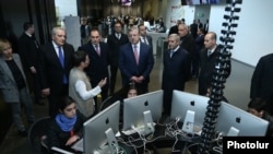 Armenia - Georgian Prime Minister Giorgi Kvirikashvili (C) visits the Tumo Center for Creative Technologies in Yerevan, 2 March 2018.