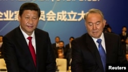 Қазақстан президенті Нұрсұлтан Назарбаев (оң жақта) пен Қытай президенті Си Цзиньпин.
