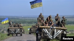 Українські військовослужбовці біля села Відродження, що недалеко від Артемівська. Червень 2015 року