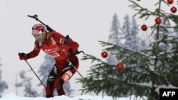 Різдвяні мотиви все відчутніші на бііатлонних трасах. Норвезький ветеран Уле-Айнар Бйорндален (на фото) знову допоміг своїй команді перемогти