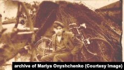 Григорій Онищенко повернувся з фронту. Фото біля землянки, де жив його батько. Бахмач, Чернігівщина, 1947 рік