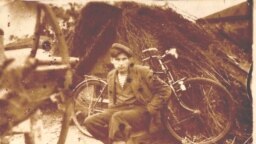 Григорій Онищенко повернувся з фронту. Фото біля землянки, де жив його батько. Бахмач, Чернігівщина, 1947 рік
