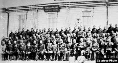 Егде жастағы гимнаст әйел өз кискасын жалайды. Жас қыздың юбкасының астында