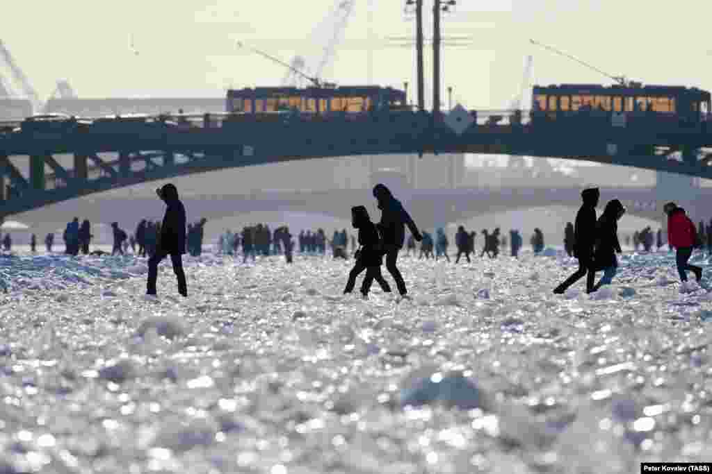 People walk on the frozen Neva River in central St. Petersburg. (TASS/Peter Kovalev)