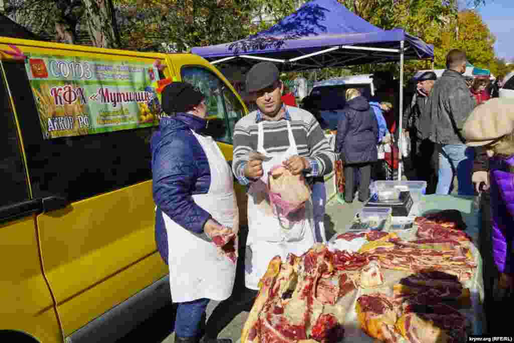 Ярмарок сільгосппродукції на вулиці Куйбишева в Сімферополі, 29 жовтня