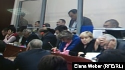 Бывший аким Карагандинской области Бауржан Абдишев (в центре) даёт показания в суде по делу Серика Ахметова. Караганда, 16 ноября 2015 года.