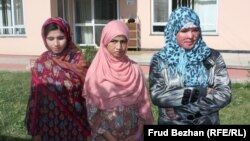 Восемнадцатилетняя Мумтаз (справа), Сахар Гуль (в центре) и Галсика, ставшие жертвами домашнего насилия, в приюте для женщин. Кабул, июль 2012 года. 