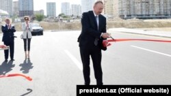İlham Əliyev yol açılışında. Foto arxiv