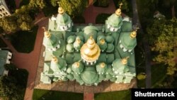 Собор приймає Софія Київська – пам’ятка української архітектури і монументального живопису, одна з небагатьох уцілілих споруд часів України-Русі (11-те століття)