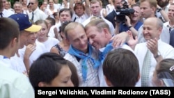 Володимир Путін і Леонід Кучма в таборі «Артек». 28 липня 2001 року