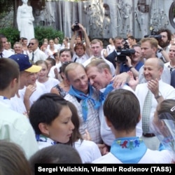 Президент Росії Володимир Путін і його український колега Леонід Кучма в оточенні дітей, які відпочивають у дитячому літньому таборі «Артек», 28 липня 2001 року