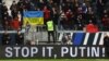 Mesaje împotriva lui Vladimir Putin și războiului declanșat în Ucraina au apărut pe stadioanele din Europa. Imagine din 26 februarie, Germania, de la meciul Eintracht Frankfurt - Bayern Munchen.