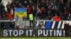 Transparenti "Zaustavite Putina" na utakmici njemačke Bundeslige 26. februara 2022.