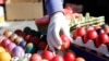 Prodavci uskršnjih jaja sa zaštitnim rukavicama, dva dana uoči praznika koji se po julijanskom kalendaru obeležava ovog 19. aprila. Fotografija načinjena na Veliki petak, dva dana uoči Uskrsa, 17. aprila 2020.
