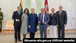 Учасники церемонії нагородження Ільмі Умерова в Вільнюсі, 6 липня 2018 року