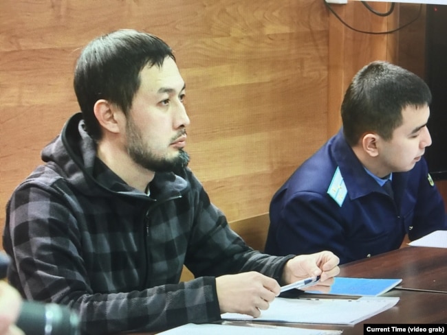 Юрист Альнур Ильяшев (слева) во время суда по рассмотрению его иска к акимату. Алматы, 24 декабря 2018 года.