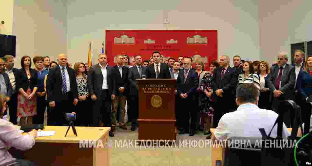 МАКЕДОНИЈА - Премиерот Зоран Заев и претседателот на Собранието Талат Џафери ја отфрлија можност за закон за амнестија за лицата инволвирани во крвавиот четврток, односно во насилствата во Собранието на 27 април, лани, за кои се водат судски постапки. Тие денеска, заедно со пратениците на парламентарното мнозинство одржаа заедничка прес-конференција по повод една година од крвавиот четврток, лани на 27 април.