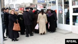 Bank qarşısında (arxiv fotosu).