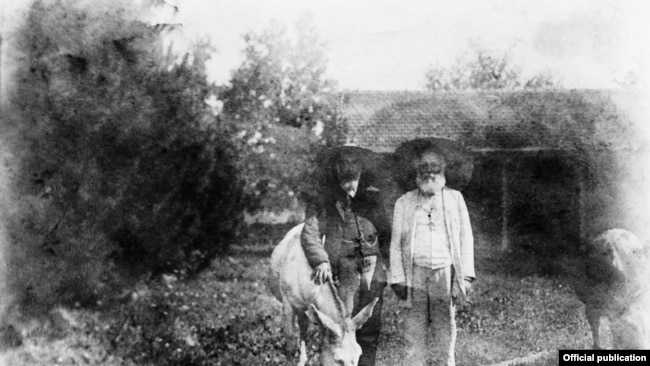ამ ფოტოზე, რომელიც 1909 წელს დიდი ჯიხაიშის მამულშია გადაღებული, ნიკო ნიკოლაძე და აკაკი წერეთელი წყალს ასმევენ ესპანურ თეთრ სახედარს. აკაკის ჰყვარებია დიდ ჯიხაიშში სტუმრობა, სადაც პოეტი აღტაცებაში მოჰყავდა ნიკო ნიკოლაძის მიერ საზღვარგარეთიდან ჩამოყვანილ სხვადასხვა ცხოველებს.