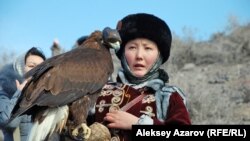 Среди участников соревнований беркутчи была девушка. Алматинская область, 23 февраля 2013 года.