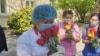 Qırımda koronavirusnen küreşken ekimlerni çeçeklernen teşekkür ettiler (video)