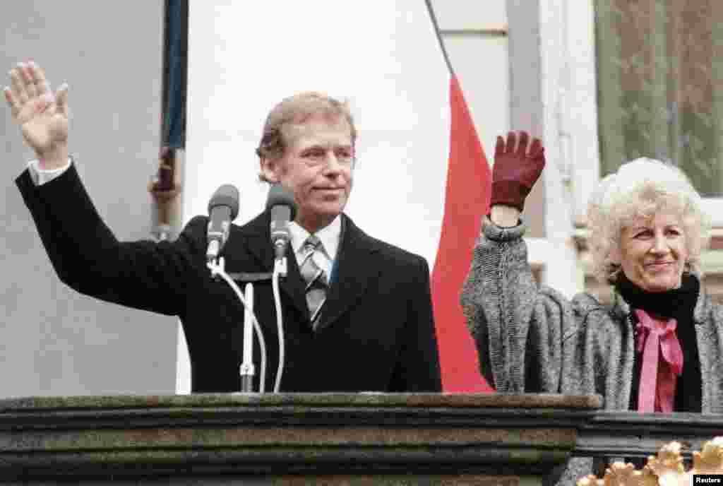 Вацлав Хавел и съпругата му Олга поздравяват хората от Пражкия замък, след като Хавел е избран за президент на Чехословакия от Федералното събрание на 29 декември 1989 г.