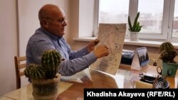 Семей ядролық сынақ полигонындағы жарылыстардан зардап шеккен Владимир Сулима экспедиция барған аймақты көрсетіп отыр. Семей, 18 қараша 2019 жыл.
