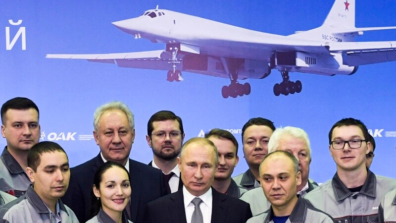 Preşedintele Vladimir Putin a asistat la un zbor demonstrativ al noului bombardier rusesc T-160 „Piotr Deinekin”