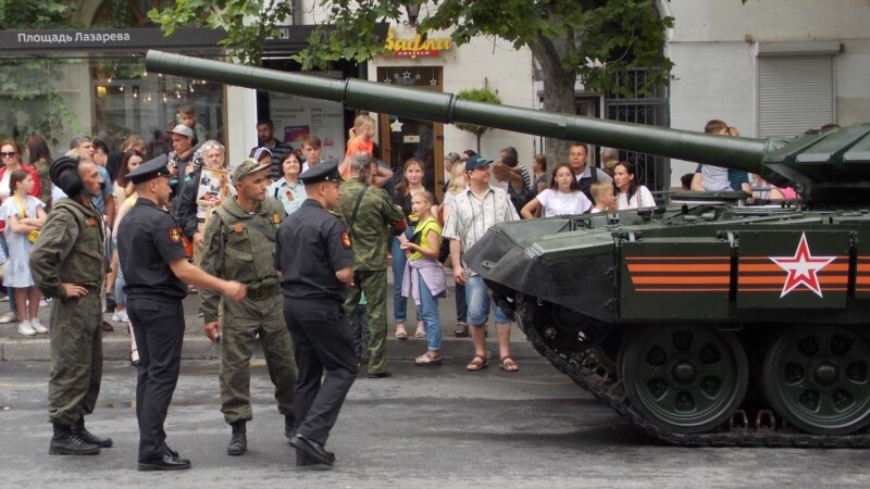 В Севастополе во время парада танк чуть не въехал в толпу. В Минобороны России заявили, что инцидент был неопасен