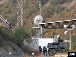 Snage KFOR-a kod prelaza Jarinje, septembar 2011.