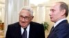 Henry Kissinger korábbi amerikai külügyminiszter és Vlagyimir Putyin akkori orosz miniszterelnök egy moszkvai kiállításon 2009. március 19-én