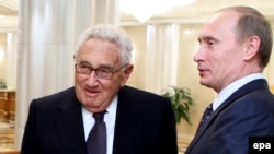 Henry Kissinger korábbi amerikai külügyminiszter és Vlagyimir Putyin akkori orosz miniszterelnök egy moszkvai kiállításon 2009. március 19-én