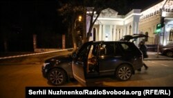 Ввечері 1 грудня невідомий у центрі Києва стріляв в автомобіль, у салоні якого перебувала родина. Куля влучила у трирічного хлопчика, який, за даними поліції, від травм помер дорогою у лікарню