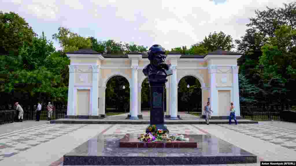 У День незалежності україни в Сімферополі кримчани поклали квіти до пам&#39;ятника Тарасу Шевченку.