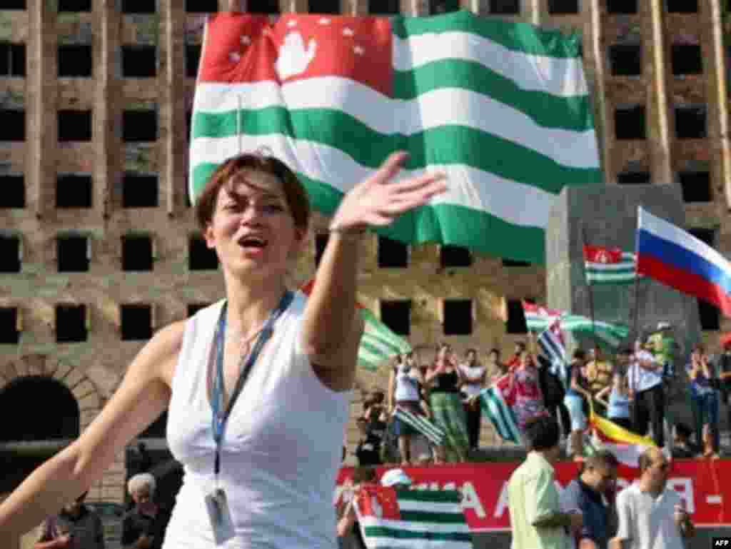 Sukhumi residents celebrate Russia's recognition of Abkhaz independence - GEORGIA, Sukhumi : Residents of Sukhumi celebrate the recognition of Abkhazian independence by Russian Federation on August 26, 2008.