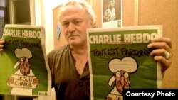 Corespondentul Europei Libere la Bruxelles Dan Alexe cu celebrul număr din Charlie Hebdo publicat după atentatul și masacrul împotriva redacției revistei, în 7 ianuarie 2015.