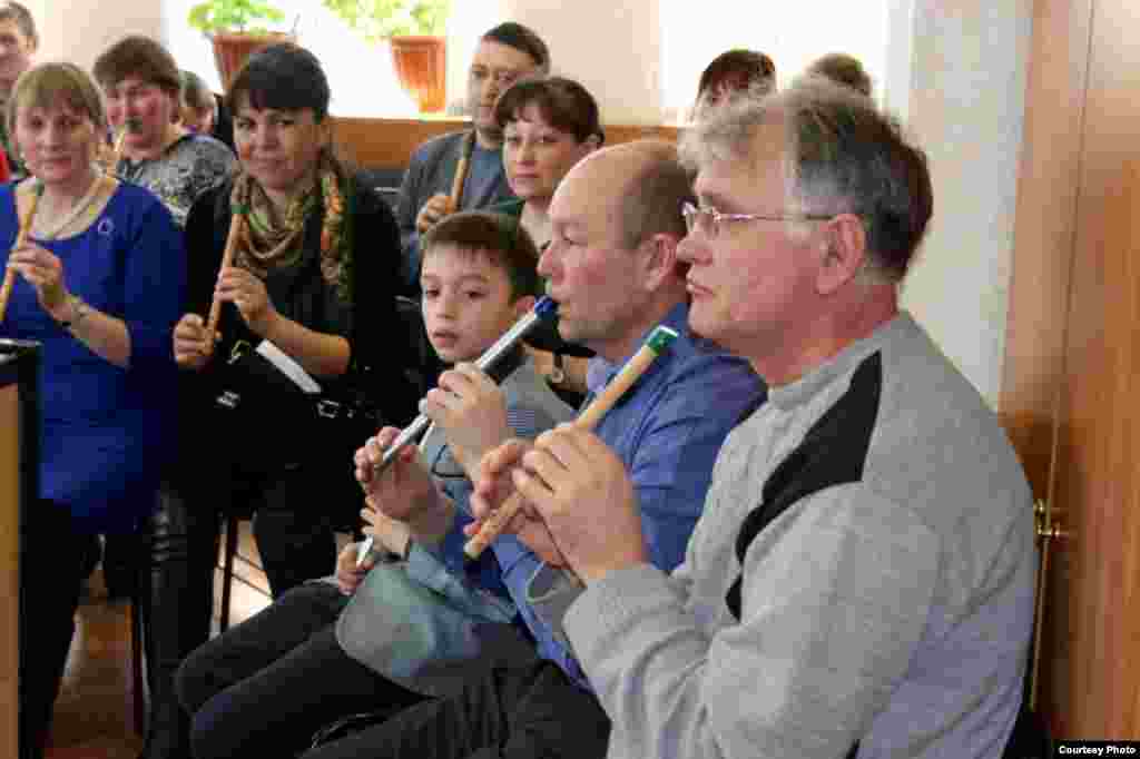 Семинарга килүчеләр курайда уйнарга өйрәнә