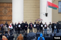 Минск. Участники акции в память жертв политических репрессий перед зданием КГБ в Минске