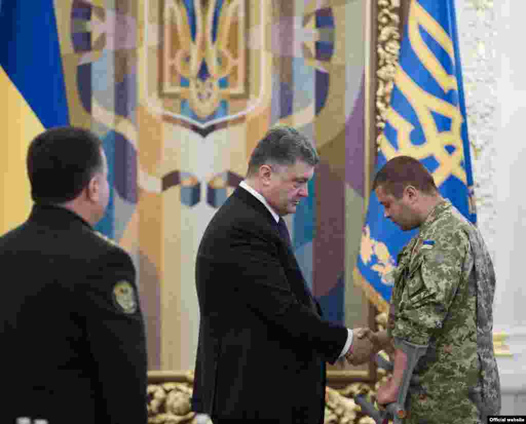 «Кришився бетон, не витримував метал, обрушувалися стіни – «кіборги» стояли. Не здавалися ворогу, навіть тоді, коли вони втрачали найдорожче – своє життя» – Петро Порошенко