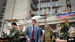 Олег Царьов із бойовиками так званого батальйону «Восток» під захопленою адміністративною будівлею Донецька. 12 червня 2014 року