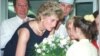 Şahzadə Diana Moskvada uşaq xəstəxanasını ziyarət edir, iyun, 1995